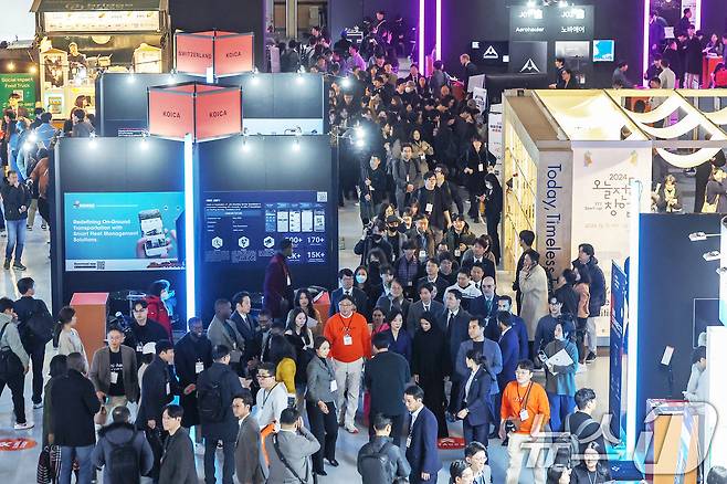 11일 서울 강남구 코엑스에서 열린 '컴업(comeup) 2024'이 국내외 벤처기업가들로 붐비고 있다. '컴업'은 우리나라 스타트업 생태계를 전 세계에 알리고, 국내외 스타트업, 투자자 등 전세계 스타트업·벤처 생태계 구성원이 교류하는 장으로서 올해로 6회째를 맞았다. 2024.12.11/뉴스1 ⓒ News1 민경석 기자