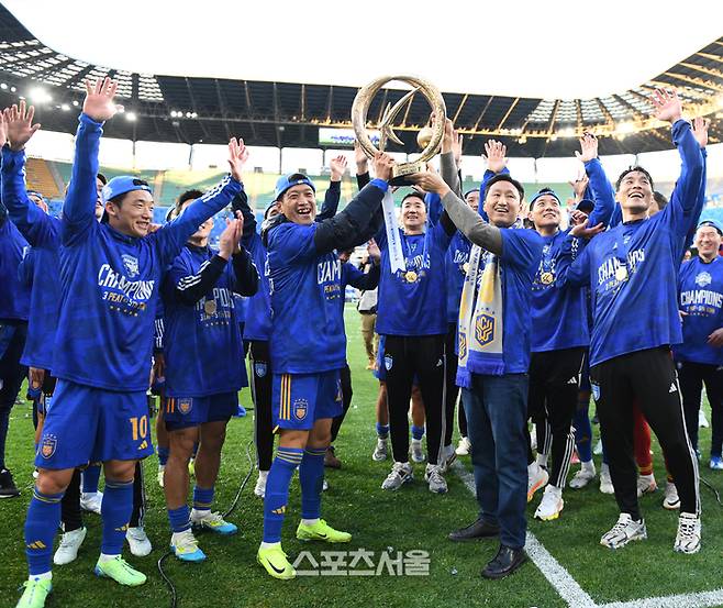 HD현대 정기선 수석부회장이 23일 울산 문수축구경기장에서 열린 K리그1 우승 시상식 후 선수들과 우승트로피를 들고 환호하고 있다. 2024. 11. 23. 울산 | 최승섭기자 thunder@sportsseoul.com
