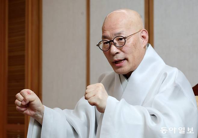 조계종 총무원장 진우 스님은 “그 어느 때보다 자신의 마음을 다스리는 슬기가 필요할 때”라며 “첫 번째 화살은 어쩔 수 없이 맞았더라도 두 번째, 세 번째를 우리 힘으로 막을 수 있다”라고 말했다. 전영한 기자 scoopjyh@donga.com