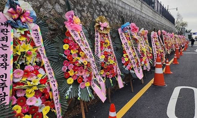 11일 서울 용산 대통령실 서문 앞에 놓인 윤석열 대통령 응원 화환. 이승준 기자