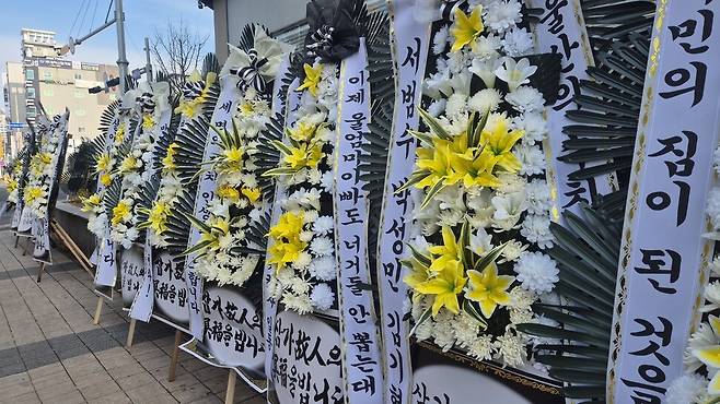 11일 오전 국민의힘 장례식이 열린 울산 남구 삼산동 국민의힘 울산시당 앞에 늘어선 근조화환. 주성미 기자