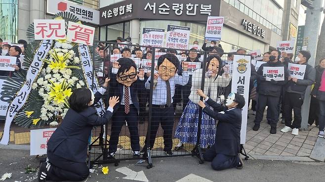11일 오전 울산 남구 삼산동 국민의힘 울산시당 앞에서 국민의힘 장례식이 열린 가운데 윤석열 대통령과 김건희 여사, 한동훈 국민의힘 대표의 탈을 쓴 이들이 구속돼 서울동부구치소에 수감되는 모습을 연출하고 있다. 주성미 기자