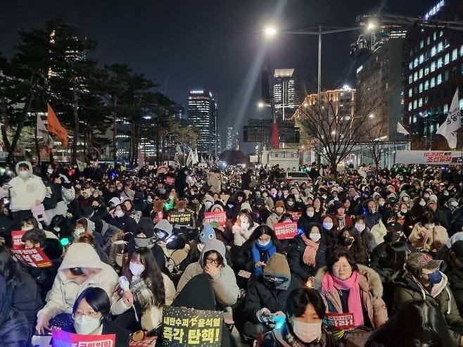 시민들이 11일 저녁 6시 서울 영등포구 국회의사당역 5번 출구 앞에서 열린 ‘내란수괴 윤석열 즉각 탄핵! 시민촛불’ 집회에 참여하고 있다. 박고은 기자