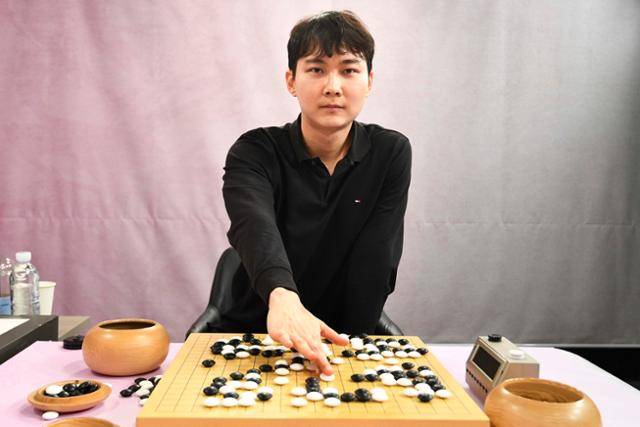 11일 경기 성남시 판교 K바둑 스튜디오에서 열린 국내 최고 권위의 프로 기전인 ‘제47기 SG배 한국일보 명인전’(우승상금 7,000만 원) 결승(3번기·3전2선승제) 2국에서 이지현(31) 9단에게 승리한 박정환(32) 9단이 대국 직후, 복기를 진행하고 있다. 성남=류기찬 인턴기자