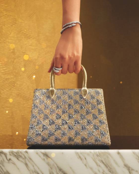 세르펜티 주얼리의 유려한 움직임을 연상시키는 세르펜틴 듀오 톱 핸들 백. [사진 불가리]