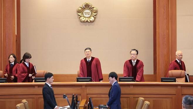 문형배 헌법재판소장 권한대행과 재판관들이 지난 10일 오후 서울 종로구 헌법재판소 대심판정에서 열린 선거관리위원회 ‘채용비리 감사’ 권한쟁의심판 공개변론에 입장하고 있다. 연합뉴스