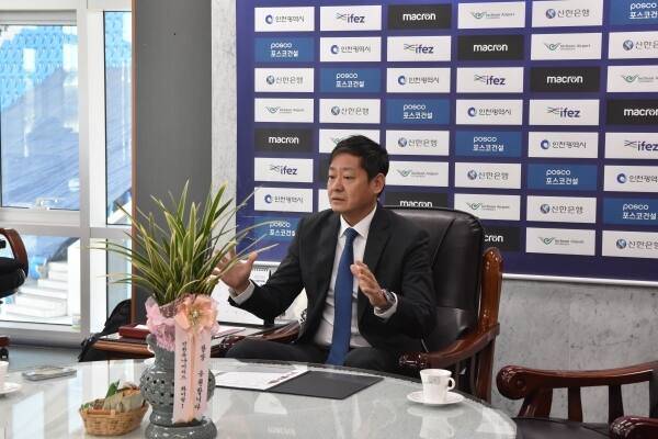 지난 3일 인천 유나이티드 대표이사실에서 열린 기자간담회에서 심찬구 임시 대표이사가 구단 비전 등을 발표하고 있다. 인천 유나이티드 제공