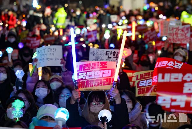 [서울=뉴시스] 황준선 기자 = 10일 오후 서울 여의도 국회 앞에서 열린 내란수괴 윤석열 즉각 탄핵! 시민촛불집회에서 참석자들이 구호를 외치고 있다. 2024.12.10. hwang@newsis.com