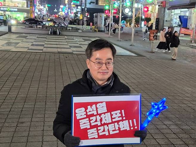 [수원=뉴시스] 이병희 기자 = 김동연 경기도지사가 11일 오후 6시40분 수원시 팔달구 나혜석거리에서 '윤석열 즉각체포, 즉각탄핵' 1인 시위를 하고 있다. 2024.12.11. iambh@newsis.com *재판매 및 DB 금지