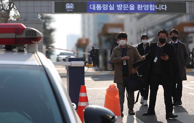 대통령실 압수수색에 나선 경찰 국가수사본부(국수본) 관계자들이 11일 서울 용산 대통령실 민원실에서 나오고 있다. 연합뉴스