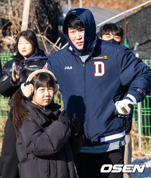 [OSEN=박준형 기자] 두산 베어스가 4일 도봉구 무수골 일대에서 사랑의 연탄 나눔 봉사활동을 진행했다.연탄 나눔 행사는 연말을 맞아 저소득 소외계층에 사랑을 전하는 사회공헌활동의 일환이다.두산 양의지가 딸 양소율 양과 함께 참석해 시작을 기다리고 있다. 2024.12.04 / soul1014@osen.co.kr
