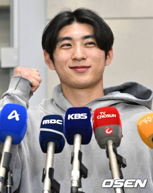 [OSEN=인천, 조은정 기자]메이저리그 데뷔 시즌을 마친 ‘바람의 손자’ 이정후(샌프란시스코 자이언츠)가 1일 인천국제공항을 통해 귀국했다.시즌에 앞서 6년 1억1300만 달러(약 1490억 원)에 샌프란시스코 자이언츠와 계약하며 빅리거가 된 이정후는 37경기 타율 2할6푼2리 38안타 2홈런 8타점 15득점 2도루 OPS .641를 남기고 불의의 부상을 당해 조기에 시즌을 마쳤다.&nbsp;이정후가 인터뷰를 마친 후 파이팅을 하고 있다. 2024.10.01