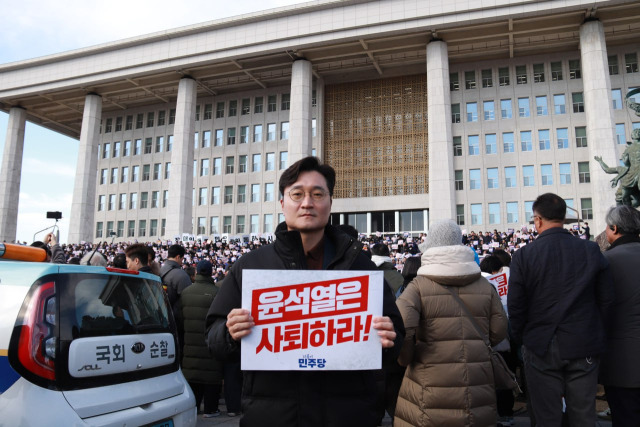 ▲ 장철민 의원(더불어민주당, 대전 동구)이 국회 앞에서 피켓을 들고 윤석열 대통령 탄핵에 대한 강한 의지를 보이고 있다. ⓒ 장철민 의원실