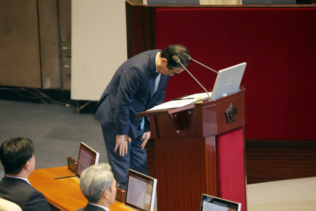 ▲한덕수 국무총리가 11일 오후 '윤석열 대통령 위헌적 비상계엄 선포 내란행위 관련 긴급 현안질문'이 진행되는 국회 본회의에서 고개숙여 사과하고 있다. ⓒ연합뉴스