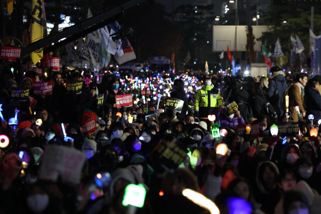 ▲비상계엄 후폭풍이 계속되고 있는 11일 오후 서울 여의도 국회 앞에서 열린 윤석열 대통령 탄핵 촉구 촛불 집회에 참석한 시민들이 구호를 외치고 있다. ⓒ연합뉴스