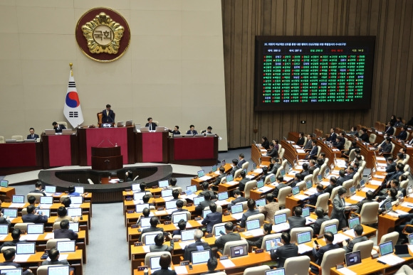 10일 오후 국회 본회의에서 ‘위헌적 비상계엄 선포를 통한 내란 행위의 진상규명을 위한 특별검사의 수사요구안’이 통과되고 있다. 2024.12.10 연합뉴스