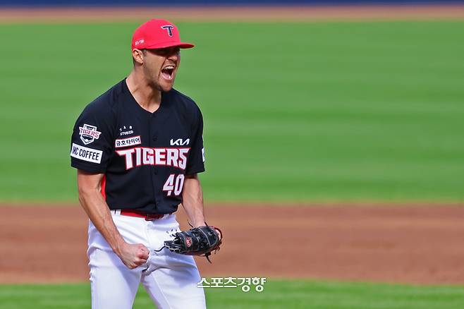 KIA 제임스 네일이 10월26일 한국시리즈 4차전에서 삼진으로 이닝을 끝낸 뒤 포효하고 있다. KIA 타이거즈 제공