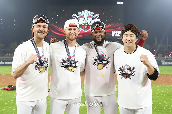 KIA 외국인 투수 제임스 네일, 에릭 라우어,  타자 소크라테스 브리토(왼쪽부터)가 한국시리즈 우승 뒤 주장 나성범과 기념촬영 하고 있다. KIA 타이거즈 제공