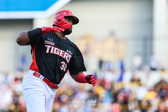 KIA 소크라테스 브리토가 한국시리즈 4차전에서 홈런을 친 뒤 그라운드를 달리고 있다. KIA 타이거즈 제공