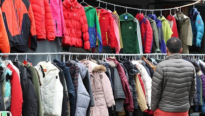 올 3분기 가구당 월평균 소비지출에서 의류ㆍ신발이 차지하는 비중은 3.9%로, 역대 가장 작은 수치를 기록했다.[사진 | 연합뉴스]