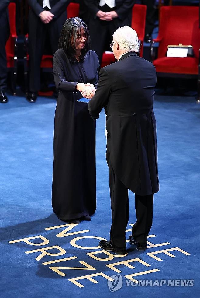 노벨문학상 수상한 한강 작가 (스톡홀름=연합뉴스) 김도훈 기자 = 2024 노벨문학상 수상자인 한강 작가가 10일(현지시간) 스웨덴 스톡홀름 콘서트홀에서 열린 시상식에서 칼 구스타프 16세 스웨덴 국왕으로부터 노벨문학상 메달과 증서를 받고 있다. 2024.12.11 superdoo82@yna.co.kr