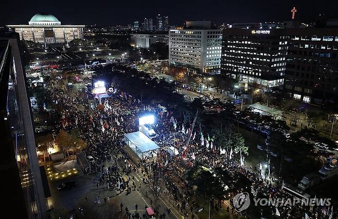 국회 앞 가득 채운 시민들 (서울=연합뉴스) 김성민 기자 = 6일 오후 서울 영등포구 국회의사당역 인근에 시민들이 대통령 탄핵을 촉구하는 촛불집회에 참석해 있다. 2024.12.6 ksm7976@yna.co.kr