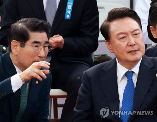 윤석열 대통령과 김용현 전 국방부 장관  [연합뉴스 자료사진]