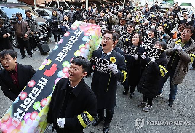 윤정권 퇴진 부산비상행동, 국민의힘 사망선고 퍼포먼스 (부산=연합뉴스) 강선배 기자 = '윤석열정권 퇴진 부산비상행동' 소속 회원들이 11일 오후 부산 수영구 국민의힘 부산시당 앞에서 국민의힘 사망선고 장례식 퍼포먼스를 펼치고 있다. 2024.12.11 sbkang@yna.co.kr