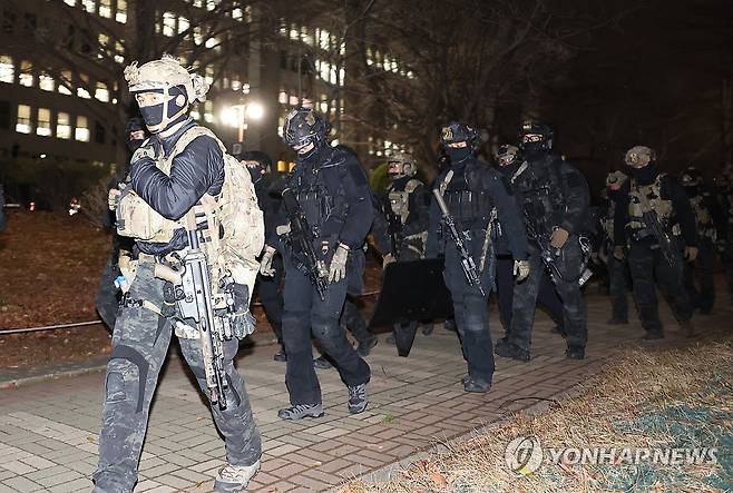 국회에서 철수하는 군병력 (서울=연합뉴스) 김주성 기자 = 국회 본회의에서 비상계엄 해제를 의결한 4일 새벽 군 병력이 국회에서 철수하고 있다. 2024.12.4 utzza@yna.co.kr