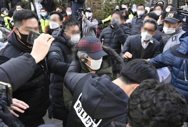 출소한 아동 성범죄자 조두순이 경기 안산시 자신의 거주지로 향하고 있다 (사진=연합뉴스)