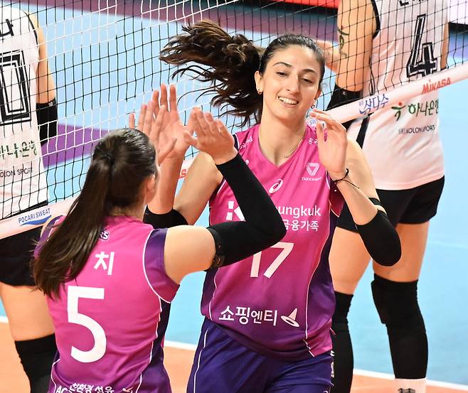 흥국생명 투트쿠-피치가 하이파이브한다