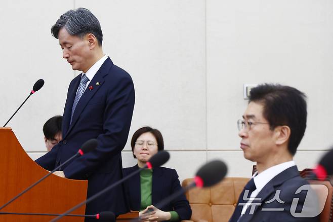 조지호 경찰청장(왼쪾)과 김봉식 서울경찰청장이 5일 오전 서울 여의도 국회에서 열린 비상계엄 관련 행정안전위원회 전체회의에 굳은 표정으로 출석해 있다. 2024.12.5/뉴스1 ⓒ News1 김민지 기자