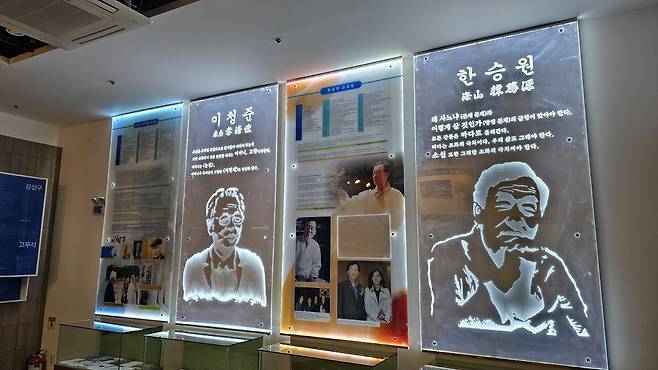 ◇천관문학관에는 한강 작가의 아버지인 소설가 한승원을 비롯해 소설가 이창준의 작품과 그들의 활동 모습이 전시실의 벽면을 가득 채우고 있다.