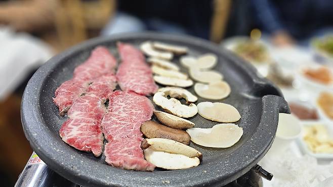 ◇장흥의 대표 먹거리로는 장흥삼합을 꼽을 수 있다. 장흥 갯벌에서 자란 키조개 관자와 참나무에서 자란 표고버섯, 한우를 한 입에 즐기면 따로 먹을 때보다 음식 맛이 깊어진다. 사진=김세형