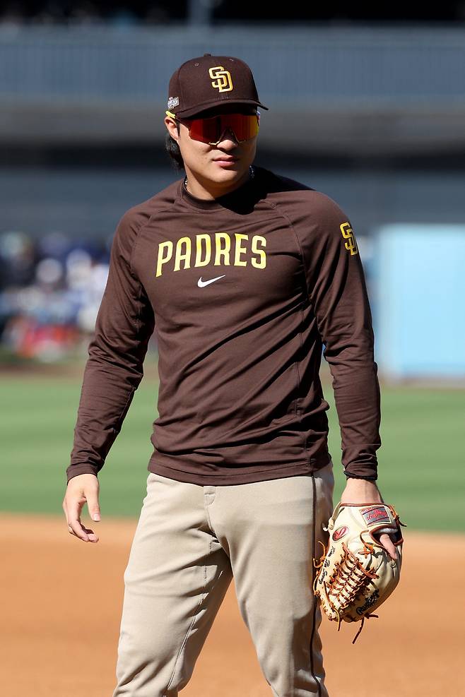 Oct 6, 2024; Los Angeles, California, USA; San Diego Padres shortstop Ha-Seong Kim (7) looks on during warm ups before game two against the Los Angeles Dodgers in the NLDS for the 2024 MLB Playoffs at Dodger Stadium. Mandatory Credit: Kiyoshi Mio-Imagn Images연합뉴스