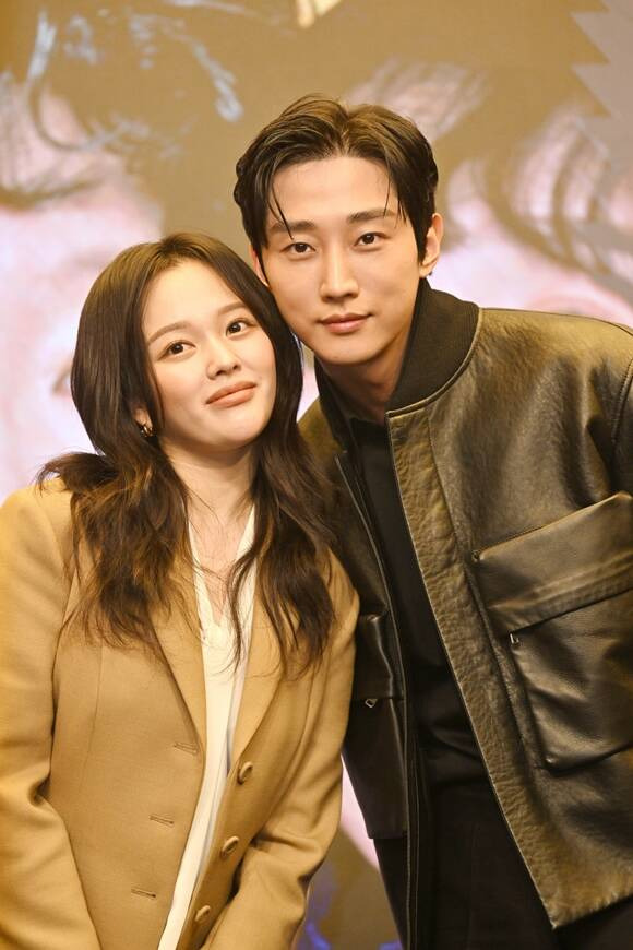 배우 정지소(왼쪽)와 진영이 '수상한 그녀'에서 러브라인을 형성한다. /KBS2
