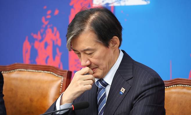 조국혁신당 조국 대표가 지난 11일 오전 서울 여의도 국회에서 열린 '3년은 너무길다 특별위원회(탄추위)' 회의에서 위원들의 발언을 경청하며 자료를 살펴보고 있다. /연합뉴스