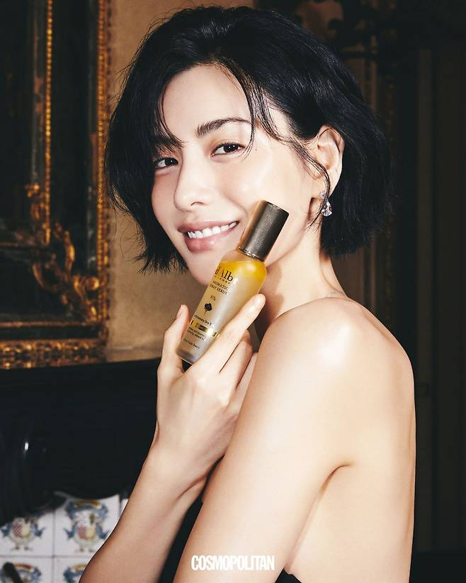 미니드레스 1백만원대 Markgong. 귀고리 19만5천원, 목걸이 19만9천원 모두 Swarovski.