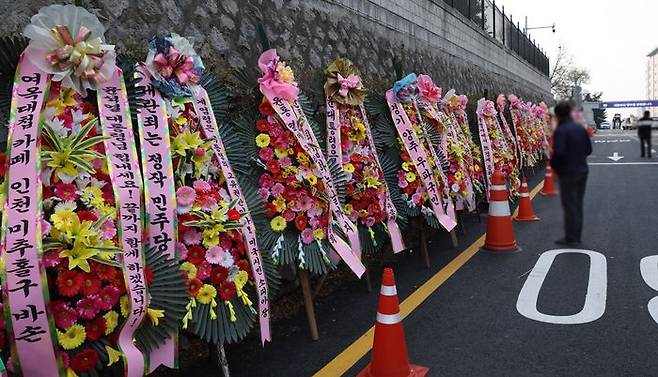 윤석열 대통령을 응원하는 화환이 11일 서울 용산 대통령실 청사 출입구 앞에 줄지어 세워져 있다. ⓒ뉴시스