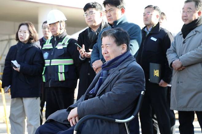 유철환 국민권익위원장이 12일 국민권익위 현장 조정회의를 개최하고, 송도역세권 도시개발사업 부지를 둘러 보고 있다. ⓒ국민권익위원회