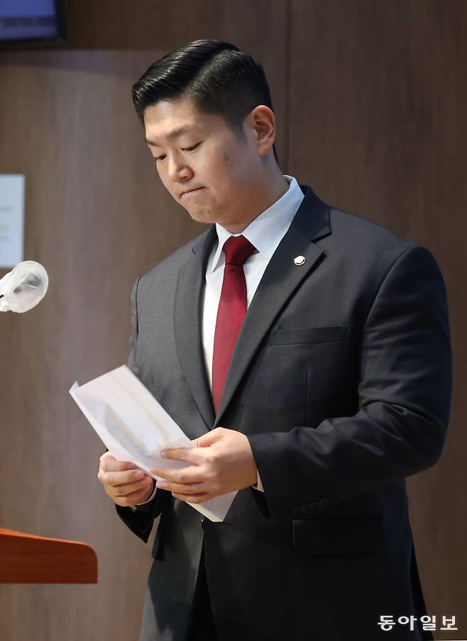 11일 국회로 출근하고 있는 국민의힘 한동훈 대표(위쪽 사진)와 국회 소통관에서 기자회견을 준비하고 있는 김재섭 의원(아래쪽 사진). 한 대표는 주변에 “다음 표결 때는 우리 당 의원들이 (탄핵소추안) 표결에 참여해야 한다”고 말했다고 한다. 김 의원은 이날 공개적으로 윤석열 대통령 탄핵소추안 표결에 참석해 찬성표를 던지겠다는 뜻을 밝혔다. 뉴스1·박형기 기자 oneshot@donga.com