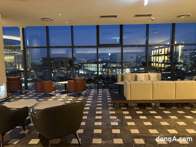 머큐어서울마곡은 전면부 유리창으로 되어있어 탁 트인 시야가 특징이다. 사진=황소영 기자