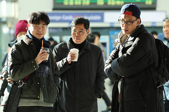 내란죄 피의자 윤석열 대통령이 긴급담화를 한 12일 오전 서울 중구 서울역 대합실에서 시민들이 텔레비전으로 담화를 시청하고 있다. 김영원 기자 forever@hani.co.kr