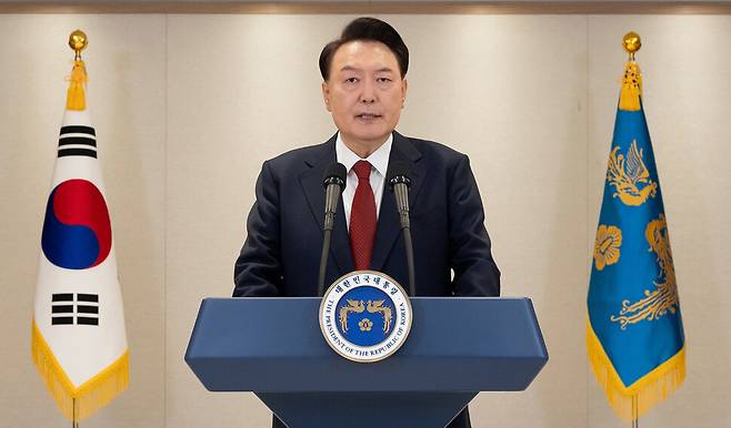 내란죄 피의자 윤석열 대통령이 12일 오전 서울 용산 대통령실에서 대국민 담화를 하고 있다. 대통령실 제공