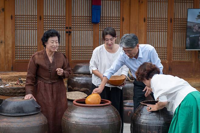 지난 9월26일 담양군문화재단과 함께한 ‘장 담그기 문화’ 유네스코 인류무형유산 등재 기원 행사. 양진재 종가의 방식으로 시연한 기순도 명인(왼쪽부터), 조교를 담당한 딸 고민견 전수자, 체험하는 시인 박용재. 담양군문화재단 제공