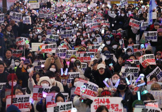 8일 오후 부산 서면 젊음의거리 일대에서 열린 윤석열즉각퇴진부산시민대회에서 참가자들이 구호를 외치고 있다. 주최 측(윤석열정권 퇴진 비상부산행동) 추산 1만여 명의 시민들이 거리를 가득 메웠다. 연합뉴스