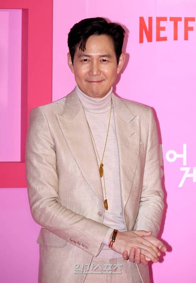 배우 이정재가 9일 오후 서울 중구 동대문디자인플라자(DDP)에서 진행된 넷플릭스 오리지널 '오징어게임' 시즌2 월드 프리미어 이벤트 핑크카펫 포토월 행사에 참석하고 있다. 김민규 기자 mgkim1@edaily.co.kr /2024.12.09/