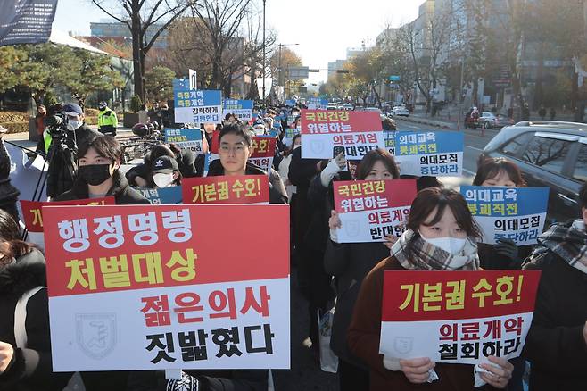 8일 서울 종로구 대학로에서 열린 서울대병원 전공의협의회 비상대책위원회 '젊은 의사 의료계엄 규탄 집회'에서 사직 전공의를 비롯한 젊은 의사들이 계엄 규탄 및 의료개혁 철폐를 촉구하고 있다. 연합뉴스