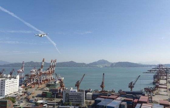 중국 특송기업 순펑(順豊·SF) 산하 화물 드론 회사 펑이(?翼)의 드론이 지난 11월 27일 주하이(珠海)에서 택배를 싣고 선전(深?) 서커우(蛇口)컨테이너부두 인근 이착륙장에 접근하고 있다. 신화통신