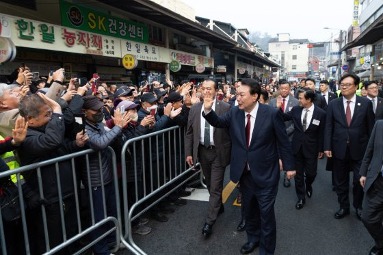 윤석열 대통령이 지난 2일 충남 공주산성시장에서 시민들과 인사하고 있다. 연합뉴스